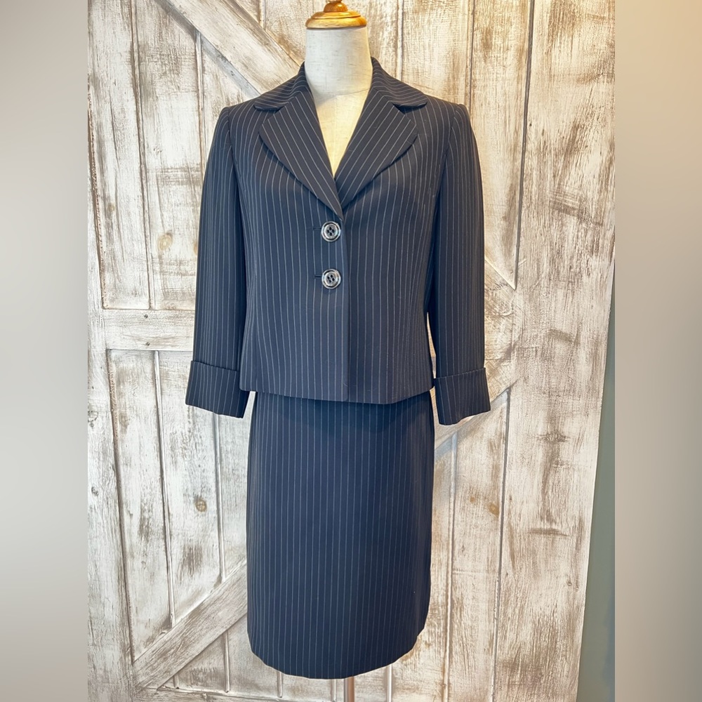 Tahari Arthur P Levine Women’s business 2pc suit black with white stripe size 4P